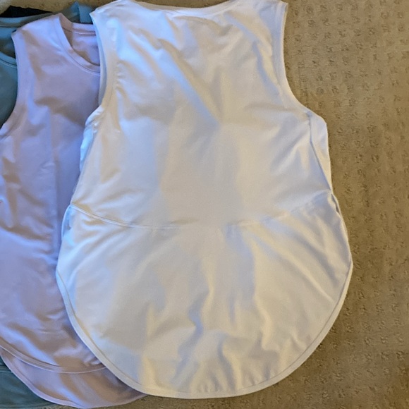 Set of 4 workout tanks - Picture 4 of 4